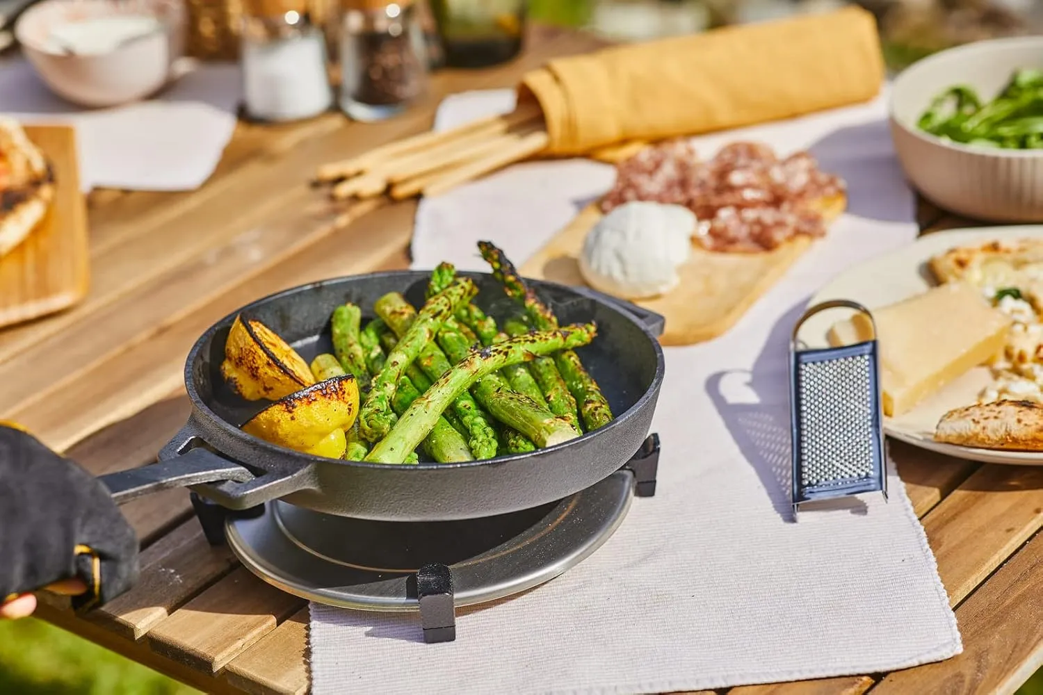 Ooni Cast Iron Skillet Pan - 9" Round Cast Iron Skillet with Removable Handle and Sainless Steel Trivet, Cast Iron Frying Pan, Pre-Seasoned Non-Stick Oven Safe Cookware, Pizza Oven and BBQ Accessories